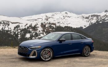 Audi S5 s'est garé sur un aperçu de 12 000 pieds des montagnes couvertes de neige en arrière-plan.