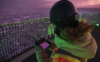 Alexandra Stephens sur un bateau la nuit utilise un drone équipé d'une caméra d'image thermique pour mesurer les différents types de glace et la surface de la surface.