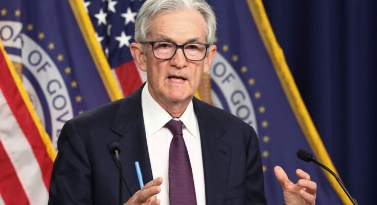Fed Les feuilles remuent inchangées et défie les exigences de Trump pour les coupes agressives