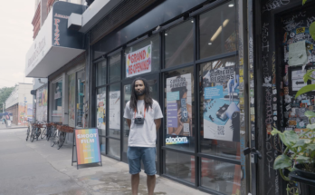 Il a recueilli 40 000 $ pour ouvrir l'un des rares magasins de caméras à New York à New York