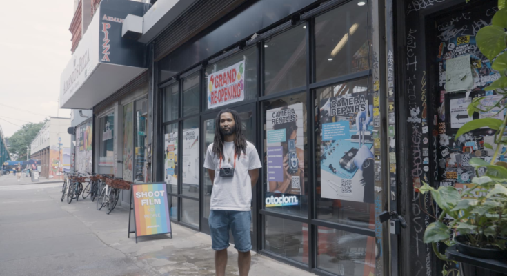 Il a recueilli 40 000 $ pour ouvrir l'un des rares magasins de caméras à New York à New York