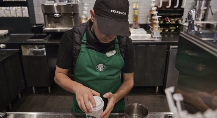 Starbucks sort du service de déguisement vert avant les gains