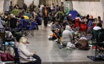 Les gens se cachent dans le métro de Kyiv au milieu de l'attaque de drones et de missiles russes