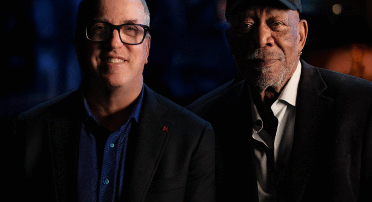 Eric Meier (à gauche) et Morgan Freeman (à droite) co-propriétaire Ground Zero Blues Club à Clarksdale, Mississippi, collaboration sur le lancement de cet été de la tournée de concert de «Morgan Freeman's Symphonic Blues Experience»