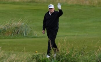 Trump Golfs en Écosse au milieu des manifestations et des fichiers d'Epstein revers des fichiers d'Epstein