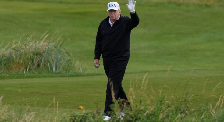 Trump Golfs en Écosse au milieu des manifestations et des fichiers d'Epstein revers des fichiers d'Epstein