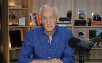 Jorge Ramos est assis à un bureau avec une chemise bleue et face à la caméra.