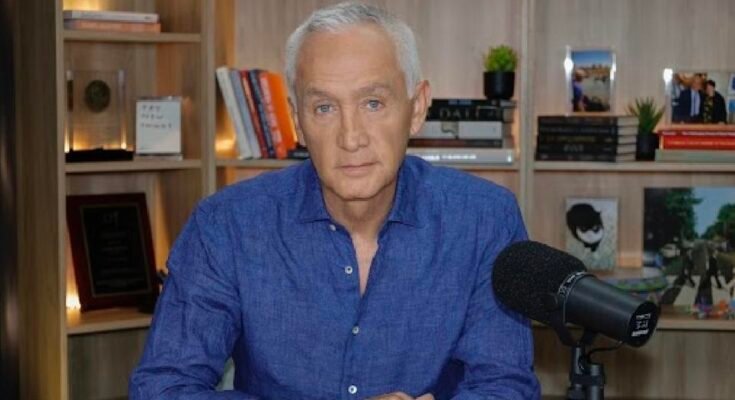 Jorge Ramos est assis à un bureau avec une chemise bleue et face à la caméra.