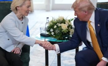 Le président de la Commission de l'Europe, Ursula von der Leyen, secoue dimanche les mains du président lors d'une réunion au Trump Turnberry Golf Club dimanche en Écosse. (Photo d'Andrew Harnik / Getty Images)