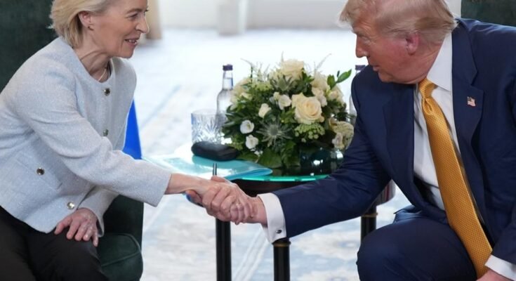 Le président de la Commission de l'Europe, Ursula von der Leyen, secoue dimanche les mains du président lors d'une réunion au Trump Turnberry Golf Club dimanche en Écosse. (Photo d'Andrew Harnik / Getty Images)