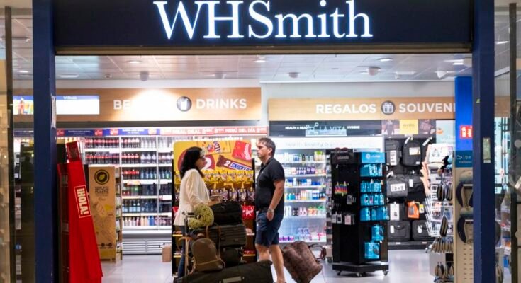 Les passagers des compagnies aériennes sont vus des achats dans un magasin Whsmith à l'aéroport de Madrid.