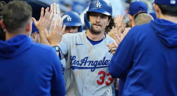 James Outman de Dodgers (33 ans) célèbre après avoir frappé une maison à domicile en trois points lors d'un match contre Miami Marlins en mai.