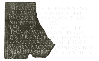 Séquence animée qui illustre la restauration de l'inscription à partir d'un fragment d'un examen militaire de bronze sardinien.