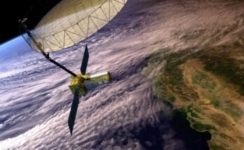 Le concept de l'artiste du satellite Nisar en orbite au-dessus de la terre.
