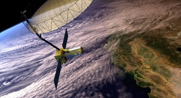 Le concept de l'artiste du satellite Nisar en orbite au-dessus de la terre.