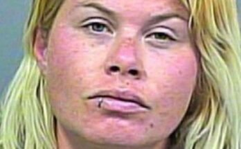 Un proche d'une femme blonde avec une bague à lèvres.