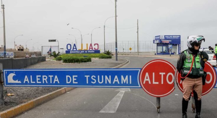 Un officier de police de la circulation au Pérou crée un barrage routier lors d'un avertissement de tsunami à La Punta, province de Callao, le 30 juillet 2025. Des avertissements ont été émis dans des pays du Pacifique après un tremblement de terre massif de 8,8 taille au large de la côte est de la Russie.