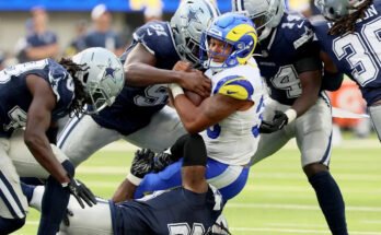 Rams, qui revient Jarquez Hunter, est abordé par la défense de Dallas Cowboys lors d'un match de pré-saison.