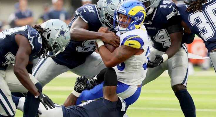 Rams, qui revient Jarquez Hunter, est abordé par la défense de Dallas Cowboys lors d'un match de pré-saison.