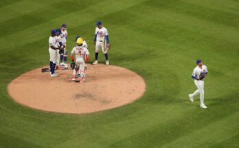 New York, New York - 4 août: Sean Manaea # 59 par les Mets de New York est retiré du match lors du sixième tour du match contre Cleveland Guardians à Citi Field le 4 août 2025 à New York. (Photo de Dustin Satloff / Getty Images)