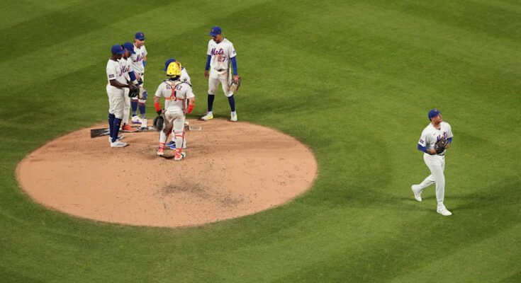 New York, New York - 4 août: Sean Manaea # 59 par les Mets de New York est retiré du match lors du sixième tour du match contre Cleveland Guardians à Citi Field le 4 août 2025 à New York. (Photo de Dustin Satloff / Getty Images)