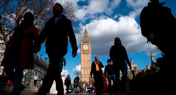 Le gouvernement britannique ne l'admet pas, mais les augmentations d'impôts arrivent