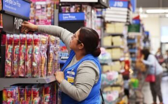 Ces deux graphiques montrent la stratégie de charge frontale de Walmart et Target