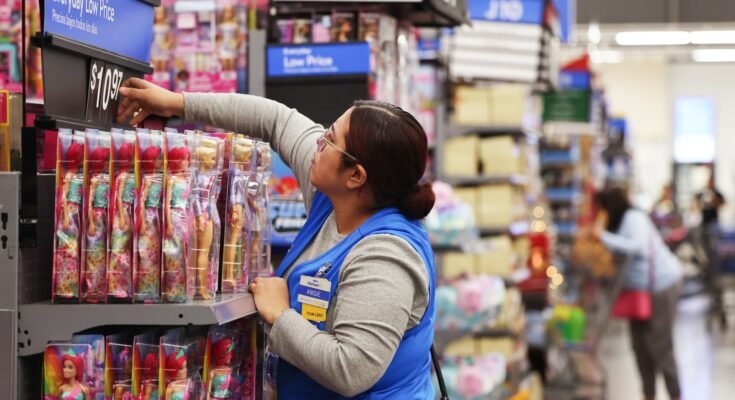 Ces deux graphiques montrent la stratégie de charge frontale de Walmart et Target