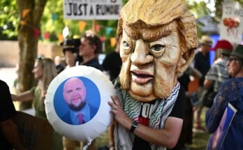 Les manifestants `` Stop Trump '' sont destinés à JD Vances British Summer Tour