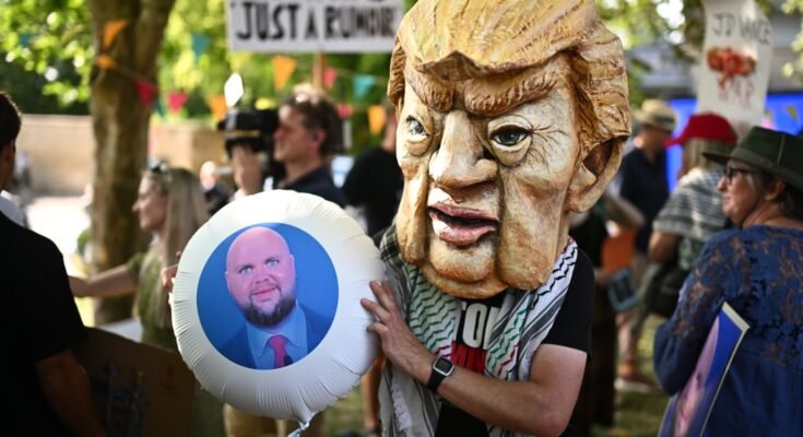 Les manifestants `` Stop Trump '' sont destinés à JD Vances British Summer Tour