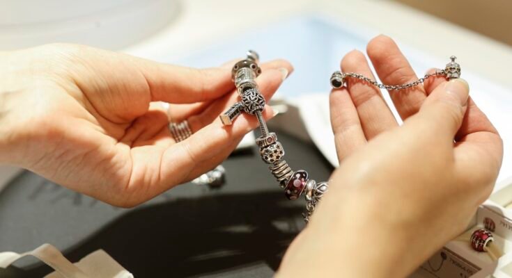 Les acheteurs américains fleurissent des folies de bijoux malgré les vents des douanes