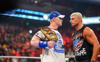 John Cena regarde Cody Rhodes