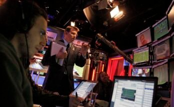Scott Hanson (Mid), menant l'ancrage au NFL Redzone Network, photographié pendant le dimanche B