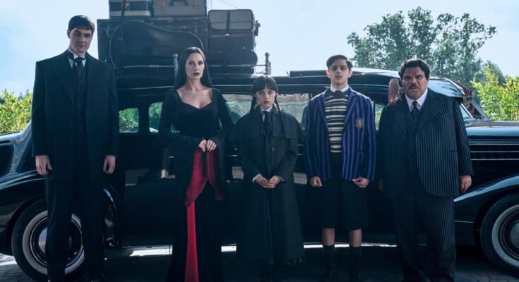 Joonas Batiam, Catherine Zeta-Jones, Jenna Ortega, Isaac Ordonez, Thing, Luis Guzmán I In In In In In In In In In In In In In In In In In In In In in In In In In In In In In In In In In In In In In In In In In In In In In In In In In In In In In In In In In In In In In in In In In In In In In In In In In In In In In In in in in in in in in in in in in in in in in in in in in in in in in in in in in in in in in in in in in in "Mercredi saison 2, partie 1."