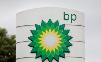 Logo BP dans une station-service.