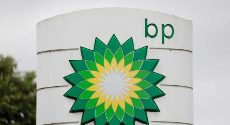 Logo BP dans une station-service.