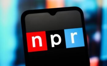 NPR -logo affiché sur un écran de smartphone