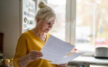 Femme âgée qui remplit des comptes