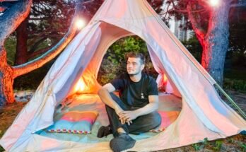 Martin Garrix est derrière la scène avant une performance à Lollapalooza. Dimanche 3 août 2025 à Grant Park à Chicago, IL (photo de Barry Brecheisen)