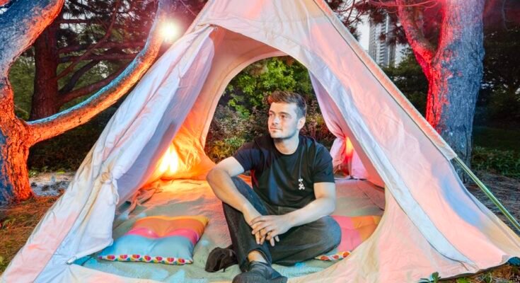 Martin Garrix est derrière la scène avant une performance à Lollapalooza. Dimanche 3 août 2025 à Grant Park à Chicago, IL (photo de Barry Brecheisen)