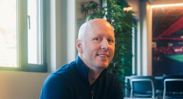 Christer Nordvik, PDG de Fotmob, pose pour une photo dans sa fermeture éclair noir.