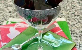 Un martini expresso rencontre la gelée de café japonaise pour un traitement élégant et addictif qui est un cliché à faire à la maison. Dans cette photographie d'Elizabeth Carmel, un élégant Nick et Nora Glass sont remplis de morceaux carrés de gélatine de café froide et brun brillant.