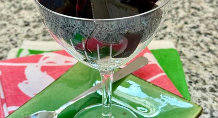 Un martini expresso rencontre la gelée de café japonaise pour un traitement élégant et addictif qui est un cliché à faire à la maison. Dans cette photographie d'Elizabeth Carmel, un élégant Nick et Nora Glass sont remplis de morceaux carrés de gélatine de café froide et brun brillant.