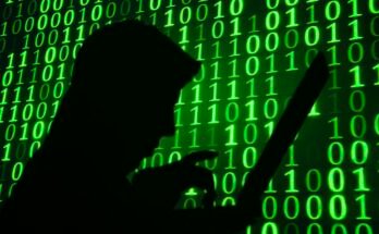 Computerhacker -SilHuet avec fond de code binaire vert