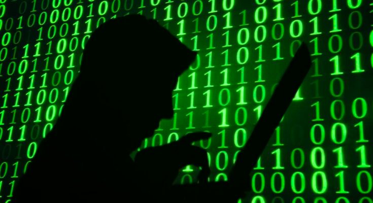 Computerhacker -SilHuet avec fond de code binaire vert