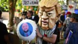 Un manifestant portant un masque satirique AA du président américain Donald Trump a un ballon représentant une image satirique du vice-président américain JD Vance pendant un "Vance Not Welcome Party"Arrangé par Stop Trump Trump Coalition, les partisans et les résidents locaux le 12 août 2025 à Charlbury, Oxfordshire.