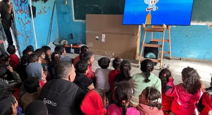 Les enfants s'assoient par terre dans une salle de classe et voient Squidward de "Spongebob Squarepants"