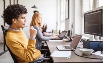 Programmeur informatique travaillant sur de nouveaux logiciels dans le bureau