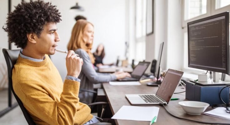 Programmeur informatique travaillant sur de nouveaux logiciels dans le bureau