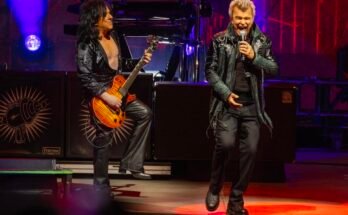 Steve Stevens (à gauche) et Billy Idol (à droite) apparaissent sur scène sur Under Idols 'C'est une belle journée pour ... Tour à nouveau!' Tour américain. Jeudi 14 août 2025 à Credit Union 1 Amphitheatre à Tinley Park, IL (photo de Barry Brecheisen)